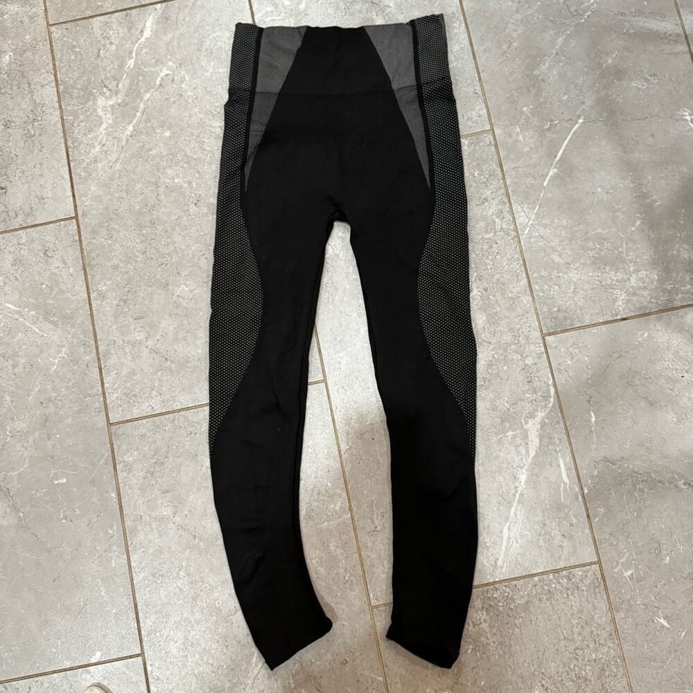 SPANX black seamless leggings, size L